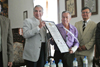 Jos� Agust�n y Ren� Avil�s Fabila durante la ceremonia de entrega de la copia de la C�dula Real de Atlixco