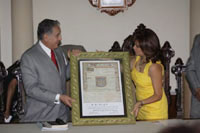 Ren&eacute; Avil&eacute;s Fabila recibiendo de manos de la Presidenta Municipal Blanca Alcal&aacute; la copia de la C&eacute;dula Real de la fundaci&oacute;n de la ciudad de Puebla de los &Aacute;ngeles.- 7 de mayo 2010