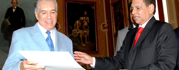 Entrega FHB medalla a Avil�s Fabila