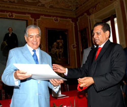 Estuvieron presentes en la inauguraci�n de la Feria del Libro el secretario de Educaci�n, V�ctor Arredondo �lvarez; el alcalde de Xalapa, David Velasco Chedraui y la coordinadora de la feria, Silvia Salda�a Guti�rrez, entre otras distinguidas personalidades.