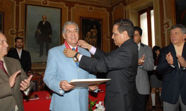 Xalapa, Veracruz.- El gobernador Fidel Herrera Beltr�n entreg� la Medalla Veracruz al escritor y Premio Nacional de Periodismo Ren� Avil�s Fabila por su reconocida trayectoria en la literatura nacional.