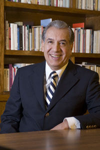 En la sesi&oacute;n n&uacute;mero 316 del Colegio Acad&eacute;mico de la Universidad Aut&oacute;noma Metropolitana, celebrada el 31 de julio de 2009, presidida por el Rector General, Dr.&nbsp;Jos&eacute; Lema Labadi&eacute;, le fue otorgado el t&iacute;tulo de Profesor Distinguido a Ren&eacute; Avil&eacute;s Fabila, el m&aacute;s alto honor que la instituci&oacute;n concede a sus acad&eacute;micos.