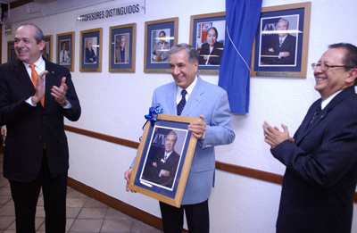 En el acto celebrado en la Sala de Consejo Acad�mico de la UAM, Campus Xochimilco, el rector general universitario, Enrique Fern�ndez Fassnacht, expres� su benepl�cito y reconoci� las aportaciones de Avil�s Fabila, tanto en el campo de la docencia como en el �mbito literario y en el periodismo cr�tico.