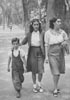 En Chapultepec con su mam� y Leonora