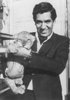 Ren&eacute; Avil&eacute;s Fabila y el cachorro de la Metro Goldwyn Mayer