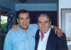 Ren&eacute; Avil&eacute;s Fabila con el dramaturgo Hugo Arg&uuml;elles