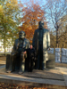 Ren� con sus amigos Carl Marx y Federico Engels en Berl�n, noviembre 2012