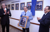 Ren� Avil�s Fabila recibiendo el Diploma que lo acredita como Profesor Distinguido de la UAM. Lo acompa�an el rector general Dr. Enrique Fern�ndez Fassnacht y el rector de la Unidad Xochimilco Dr. Cuauht�moc P�rez Llanas. 