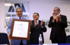 Ren&eacute; Avil&eacute;s Fabila recibiendo el Diploma que lo acredita como Profesor Distinguido de la UAM. Lo acompa&ntilde;an el rector general Dr. Enrique Fern&aacute;ndez Fassnacht y el rector de la Unidad Xochimilco Dr. Cuauht&eacute;moc P&eacute;rez Llanas. 