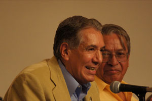 Al respecto, los escritores invitados coincidieron en que a lo largo de m�s de 40 a�os de carrera literaria, Avil�s Fabila es, sin duda, uno de los autores m�s activos de su generaci�n y una presencia constante en la narrativa y el periodismo mexicanos desde los a�os 70.