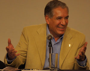 Al final Ren� p�blico el libro por su cuenta y yo lo ayud�. Vendimos varios juegos de ese libro, de manera especial a Enrique Ram�rez y Ram�rez, director del diario El D�a y �l no sab�a que Avil�s lo despedazaba, lo hizo pomada; y cuando lo ley�, el hombre se aterroriz�, relat�.