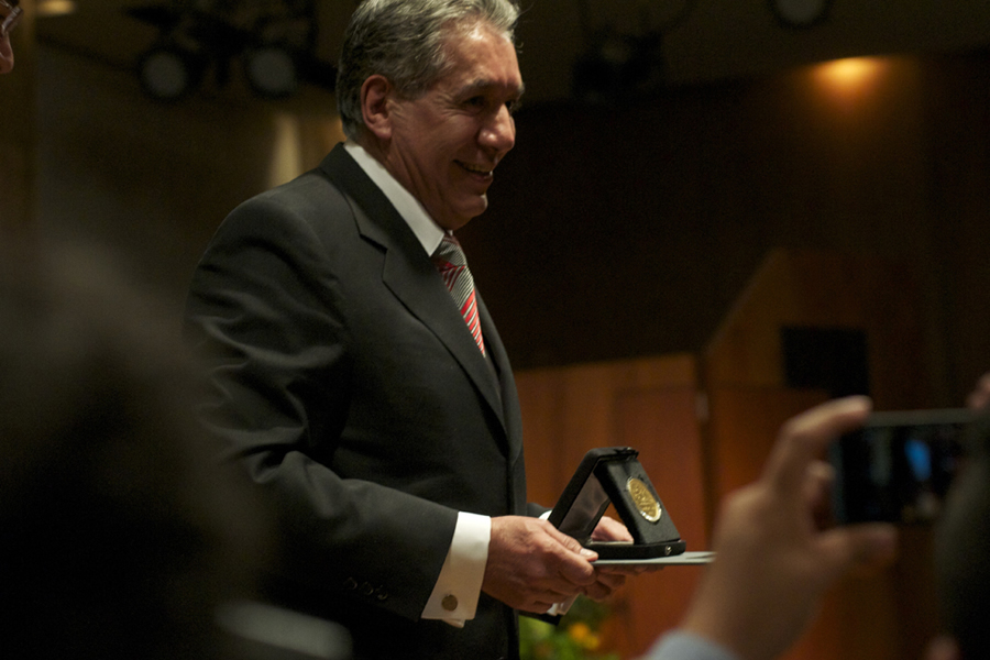 René Avilés Fabila recibiendo la Medalla Bellas Artes, 2014