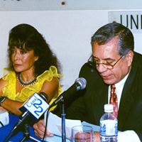 En el homenaje que la UAM-X le rindió a la bailarina y crotalista Sonia Amelio<br>RAF era Coordinador de Extensión Universitaria de dicha institución (2002)
