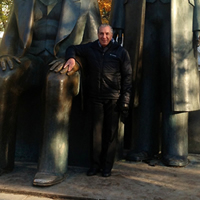 René con sus amigos Carl Marx y Federico Engels en Berlín, noviembre 2012